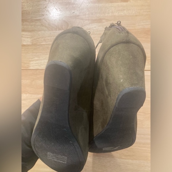 Beautiful Daisy Fuentes Mary Jane style wedge shoes in an army green like color - Picture 7 of 10